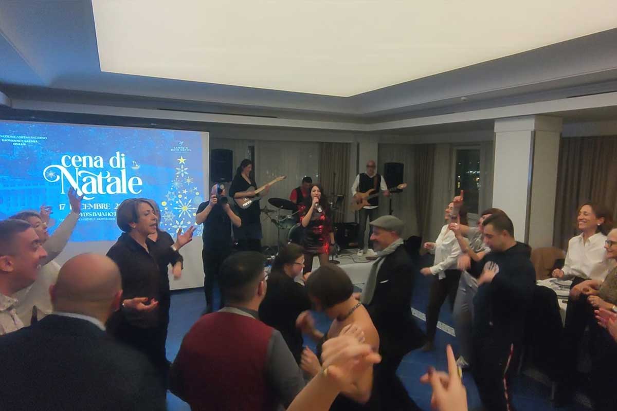 CENA DI NATALE ANFFAS SALERNO GIOVANNI CARESSA:  SOLIDARIETÀ, INCLUSIONE E OLTRE 8 MILA EURO PER NUOVI  PROGETTI